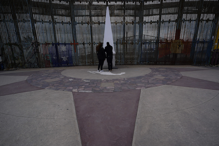 Dos Personas Observan El Monumento En El Parque De La Amistad Cerca Del Lugar Donde La Frontera Que Separa a La Ciudad De Tijuana México Y San Diego Llega Al Océano Pacífico El Jueves De Enero De En Tijuana México