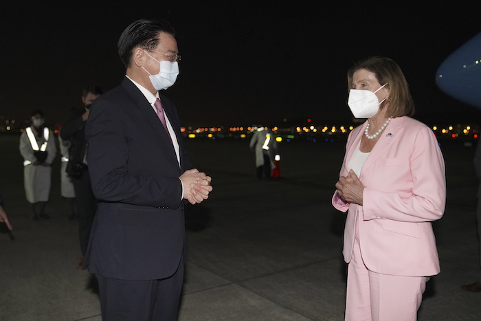 En esta foto publicada por la Cancillería de Taiwán, la presidenta de la Cámara de Representantes de Estados Unidos, Nancy Pelosi, habla con el Ministro de Exteriores, Joseph Wu, al llegar a Taipéi, el martes 2 de agosto de 2022.