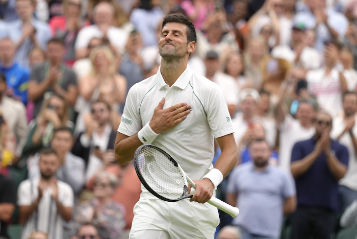 Novak Djokovic celebra después de derrotar en la primera ronda de Wimbledon a Kwon Soonwoo, de Corea, en la primera ronda del torneo sobre césped, en Londres, el lunes 27 de junio de 2022. 