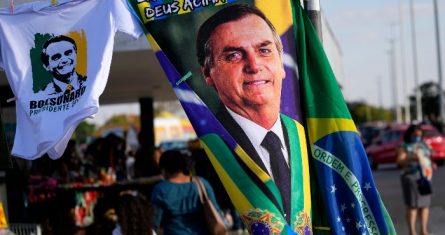 En esta imagen de archivo, una pancarta con la cara del Presidente de Brasil, Jair Bolsonaro, que opta a la reelección, a la venta en Brasilia, Brasil, el 2 de agosto de 2022.