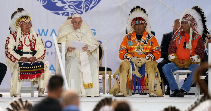 Flanqueado Por Grandes Jefes Indígenas El Papa Francisco Lee Su Texto En El Que Ofrece Disculpas En Nombre De La Iglesia Durante Una Visita a Etnias Indígenas En Maskwaci Donde Se Encontraba El Exinternado Ermineskin El Lunes De Julio De En Maskwacis Canadá