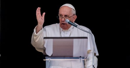 El Papa Francisco habla a los fieles reunidos en la Plaza de San Pedro en el Vaticano, el domingo 21 de agosto de 2022, durante sus tradicionales palabras semanales desde la ventana de su despacho.