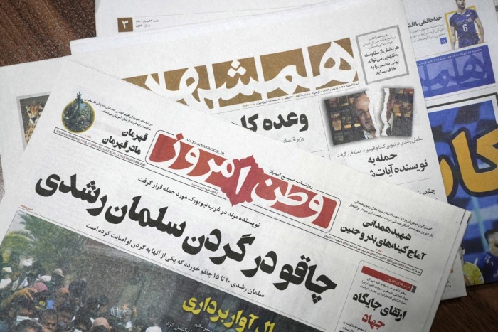 Las Portadas De La Edición Del De Agosto De Los Periódicos Iraníes Vatan e Emrooz Al Frente Con El Título En Farsi cuchillo En El Cuello De Salman Rushdie Y Hamshahri Al Reverso Con El Título ataque Al Escritor De Versos Satánicos En Teherán El Sábado De Agosto De