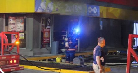 Aspectos de la quema de una tienda de autoservicio en avenida Las Torres, colonia Dongu de Celaya, Guanajuato, por sujetos desconocidos.