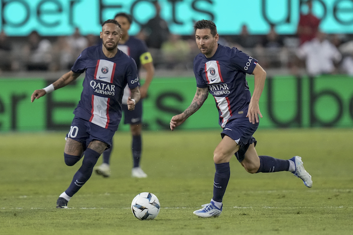 Lionel Messi avanza con el balón bajo la mirada de Neymar (10) en un partido del Paris Saint-Germain contra Nantes por la Supercopa francesa jugado en Tel Aviv el 31 de julio del 2022. Ambos serán los grandes referentes de Argentina y Brasil en la Copa Mundial de Qatar.