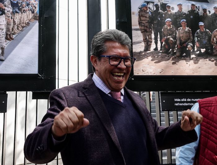 Ricardo Monreal Presidente De La Junta De Coordinación Política Del Senado jucopo Durante La Inauguración De La Exposición Fotográfica Ejército Y Fuerza Aérea Más Cerca De Ti En El Senado De La República