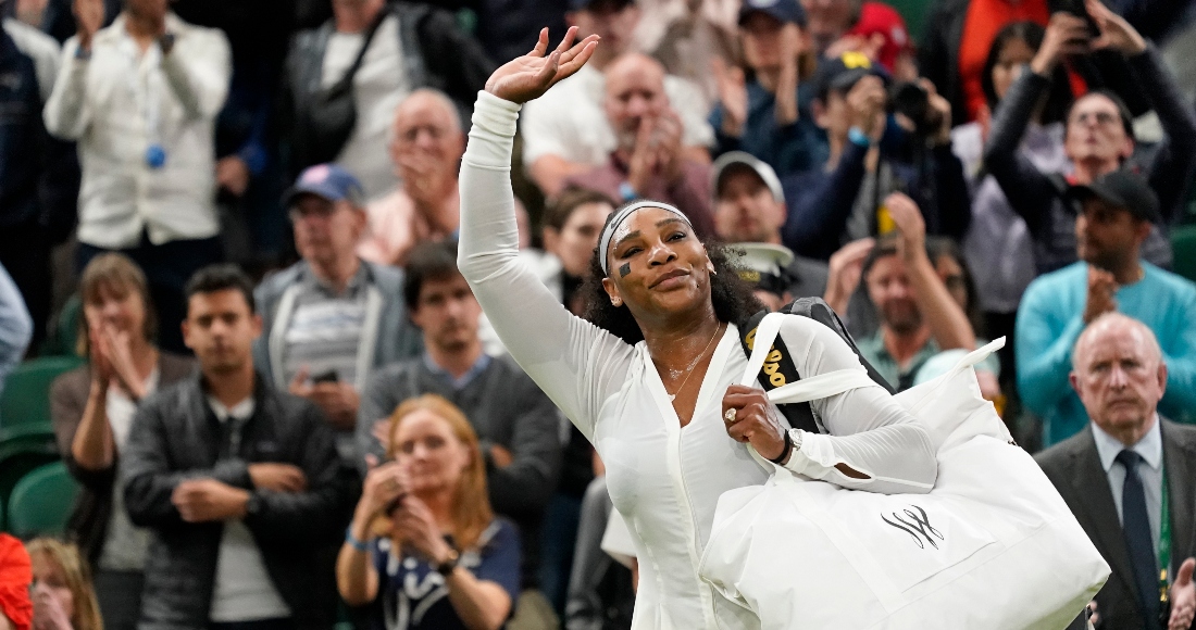 Serena Williams saluda al público tras perder con Harmony Tan en la primera ronda del torneo de Wimbledon el 28 de junio del 2022. Williams dice que está lista para darle otro rumbo a su vida.