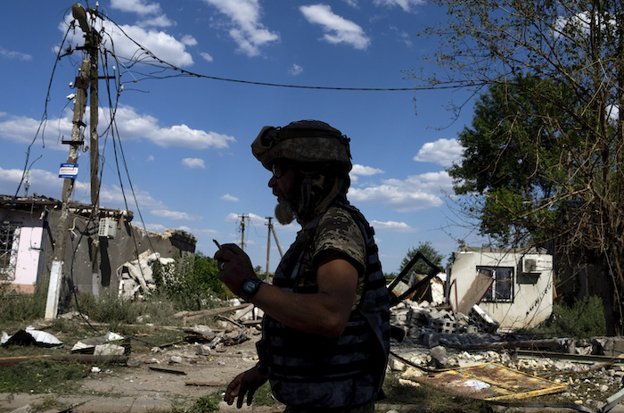 Un soldado ucraniano camina en una calle en la región de Mykolaiv, el lunes 8 de agosto de 2022, en Ucrania.