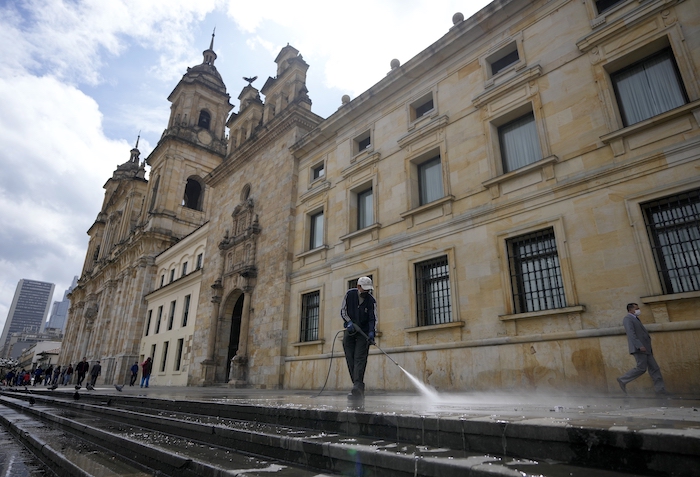 Un Trabajador Limpia La Acera Ante La Catedral Antes De La Ceremonia De Investidura Presidencial En Bogotá Colombia El Jueves De Agosto De