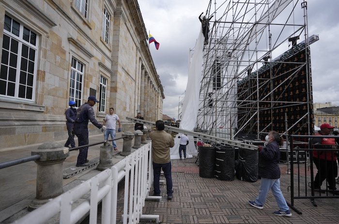 Trabajadores Preparan Un Escenario Para La Próxima Ceremonia De Inauguración Presidencial En Bogotá Colombia El Jueves De Agosto De