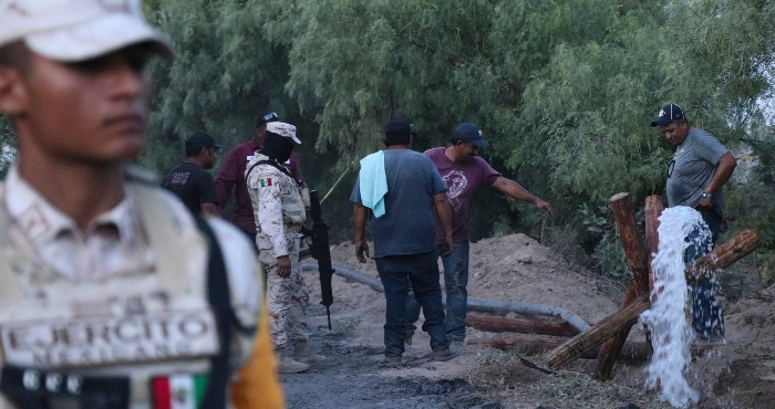 Voluntarios drenan agua de una mina de carbón inundada donde varios mineros quedaron atrapados el jueves 4 de agosto de 2022, en Sabinas, en el estado mexicano de Coahuila.