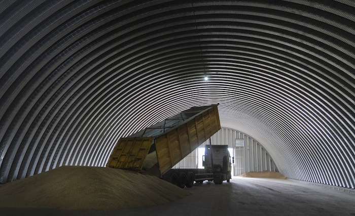 Un Camión De Volteo Descarga Grano En Un Silo El Martes De Agosto De En La Aldea De Zhurivka Ucrania