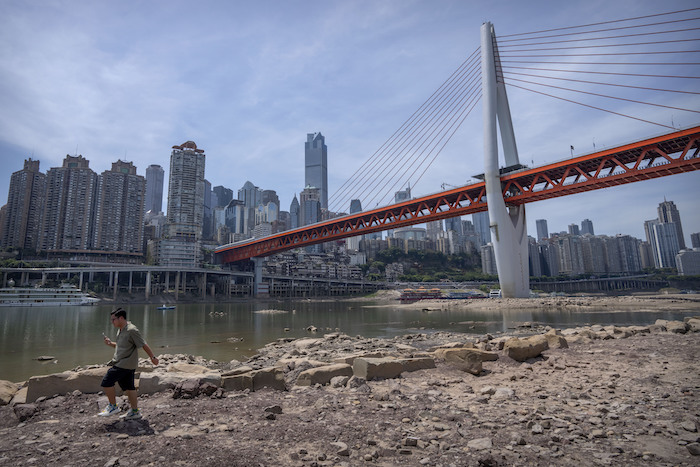 Un hombre camina junto a la orilla contraída del río Jialin, en la municipalidad china de Chongqing el 19 de agosto del 2022.