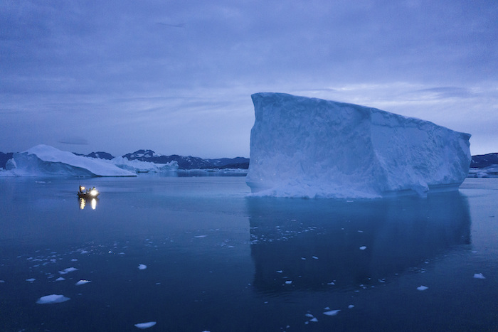 Una Embarcación Navega Por La Noche Muy Cerca De Glaciares Enormes En El Este De Groenlandia El De Agosto De