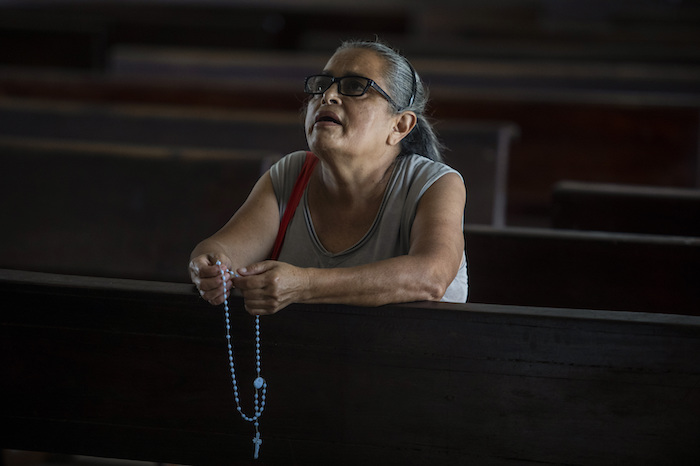 Una Feligrés Reza El Rosario Mientras Se Arrodilla Dentro De La Catedral En Matagalpa Nicaragua El Viernes De Agosto De