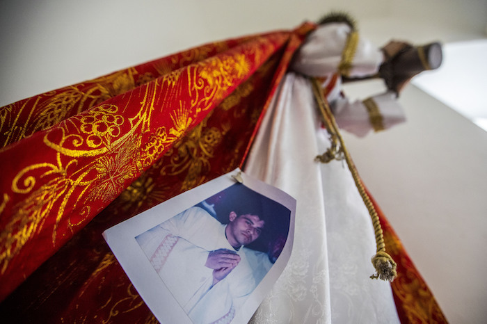 Una Imagen Del Obispo Rolando Álvarez Está Sujeta a Una Túnica En Una Estatua De Jesucristo En La Catedral De Matagalpa Nicaragua El Viernes De Agosto De