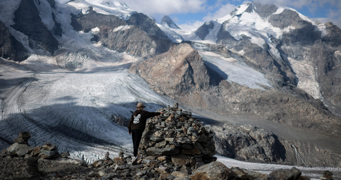 Una persona posa frente al grupo de montañas Bernina, en Pontresina, Suiza, el miércoles 10 de agosto de 2022.