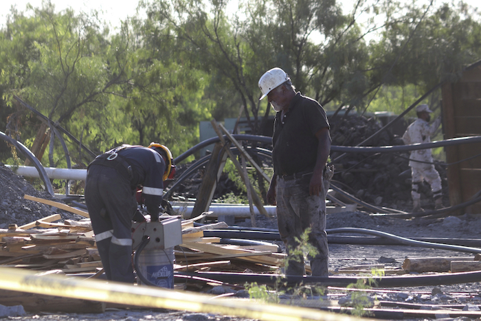 Voluntarios ayudan en el rescate de 10 mineros atrapados en una mina de carbón colapsada e inundada en Sabinas, estado de Coahuila, México, el jueves 4 de agosto de 2022.