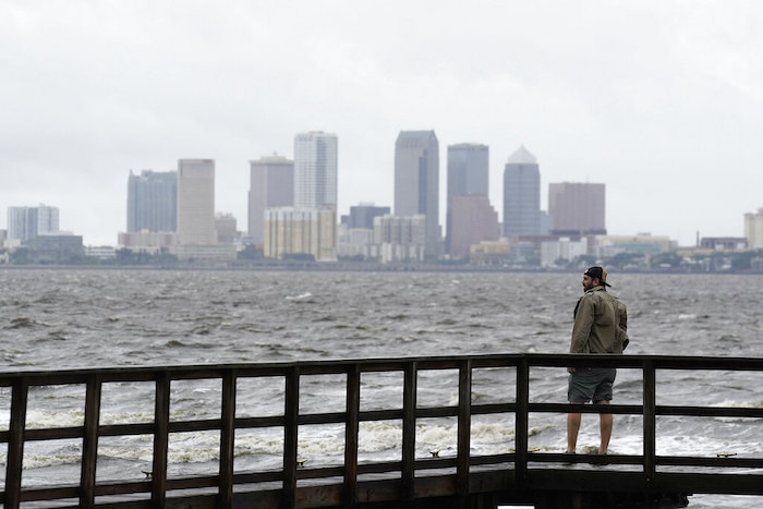 Ash Dugney mira Tampa Bay desde el muelle Ballast Point el 28 de septiembre de 2022, antes de la llegada del huracán "Ian" a Florida.