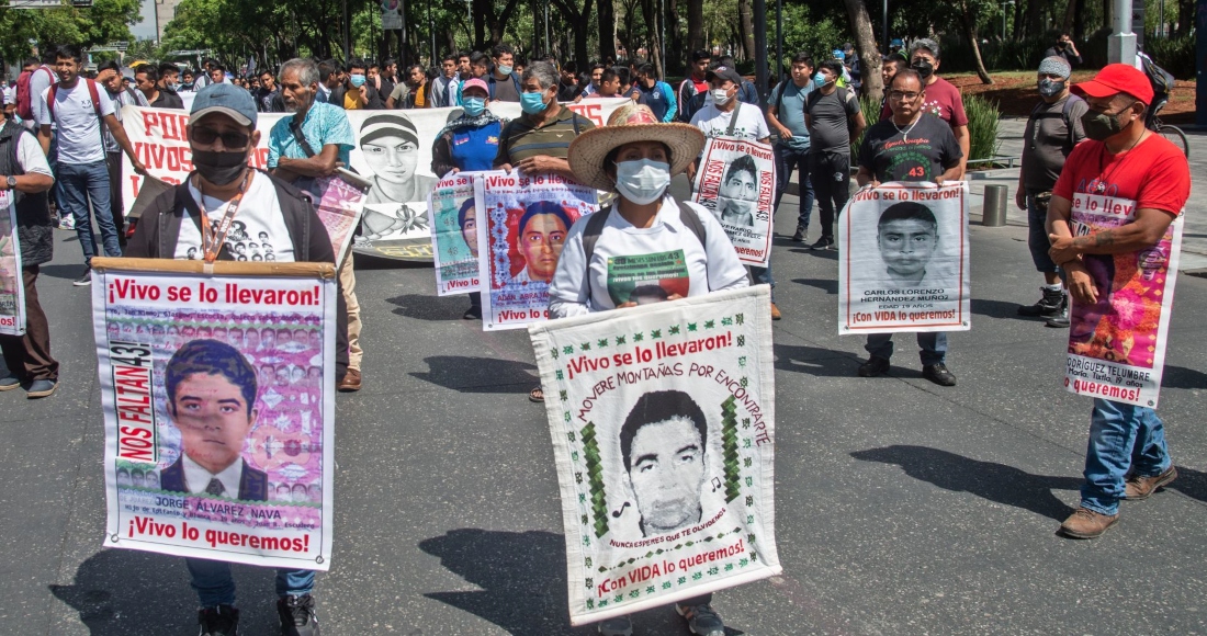 Madres y padres de los 43 estudiantes desaparecidos de la Escuela Normal Rural “Raúl Isidro Burgos” de Ayotzinapa se manifiestan en la Ciudad de México.