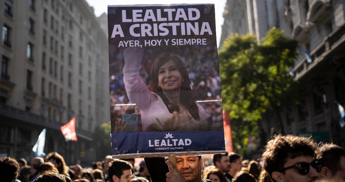 Los partidarios de la Vicepresidenta argentina Cristina Fernández se reúnen en la Plaza de Mayo el viernes 2 de septiembre de 2022, un día después de que una persona le apuntara con un arma frente a su casa en Buenos Aires.