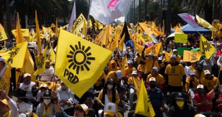 Cientos de simpatizantes del PRD se dieron cita en el Monumento a la Revolución para conmemorar 33 años de la creación del partido.