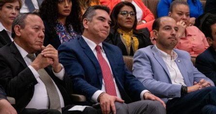 Jesús Zambrano, Alejandro Moreno Cárdenas y Marko Cortés durante la Reunión Plenaria de la alianza Va por México en la Cámara de Diputados.