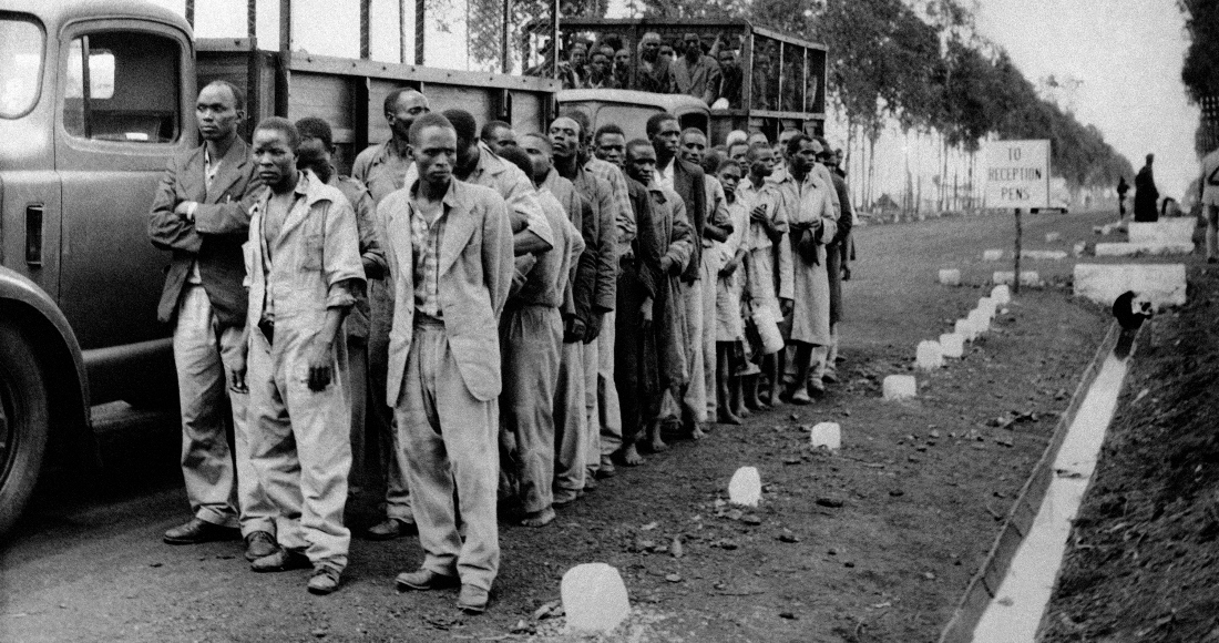 Dos camiones que trasladaban a personas kikuyu llegan a un campo a las afueras de Nairobi, Kenia, el 28 de abril de 1954, después de que cinco mil soldados británicos y mil policías armados detuvieran a entre 30 mil y 40 mil hombres. La operación siguió a la ruptura de la invitación a rendirse de las autoridades tras la captura del "General China" de la Rebelión Mau Mau. Muchos de los hombres fueron liberados tras su registro. Otros fueron enviados a campos de detención.