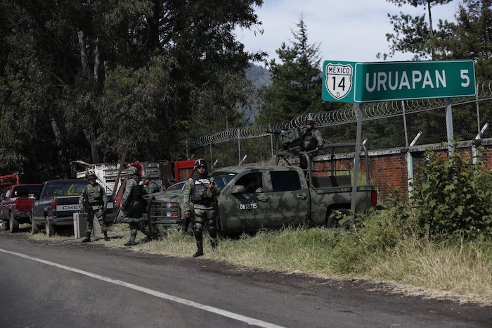 En esta foto del 6 de febrero de 2020, el Ejército patrulla a lo largo de la carretera que conduce a Uruapan, estado de Michoacán, México.