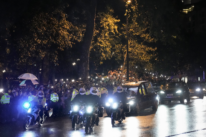 El coche fúnebre de la reina Isabel II se dirige al Palacio de Buckingham en Londres, el martes 13 de septiembre de 2022.