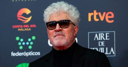 En esta imagen de archivo, el director de cine español Pedro Almodóvar posa para los fotógrafos en la alfombra roja antes de la ceremonia de entrega de los Premios Goya, en Málaga, en el sur de España, el 25 de enero de 2020.