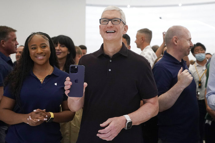 El director general de Apple, Tim Cook, sostiene uno de los nuevos modelos del iPhone 14 durante el evento de presentación de la compañía en Cupertino, California, el miércoles 7 de septiembre de 2022.