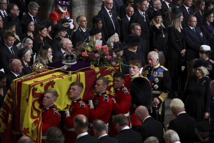 El féretro de la reina Isabel II es cargado mientras el rey Carlos III y la reina consorte Camila lo siguen tras su funeral en la Abadía de Westminster en el centro de Londres el lunes 19 de septiembre de 2022.