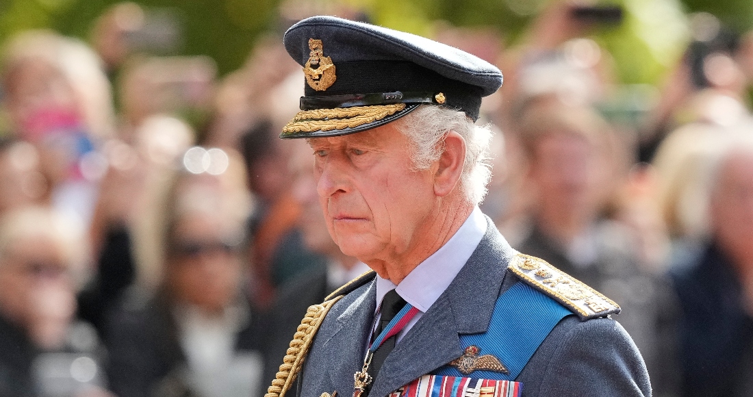 El rey británico Carlos III sigue al cortejo fúnebre con el ataúd de la reina Isabel II del Palacio de Buckingham al Parlamento, en Londres, el 14 de septiembre de 2022.