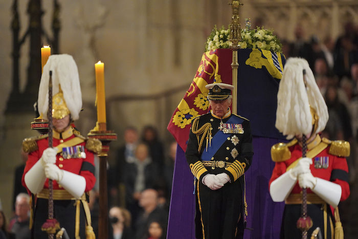 El rey Carlos III de Gran Bretaña monta guardia junto al féretro de la reina Isabel II instalado en capilla ardiente en Westminster Hall, el viernes 16 de septiembre de 2022, en el Palacio de Westminster, Londres.