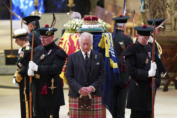 El rey Carlos III, en el centro, y otros miembros de la familia real británica velan el ataúd de la reina Isabel II en la Catedral de St. Giles, en Edimburgo, Escocia, el lunes 12 de septiembre de 2022.