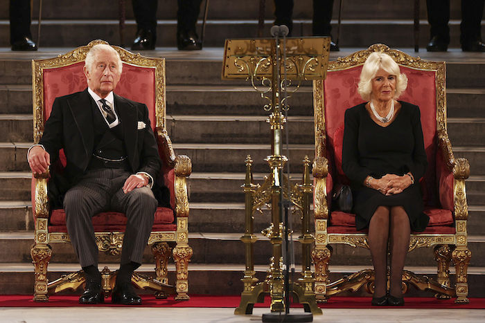 El rey Carlos III y Camila, la reina consorte, en el Salón Westminster, donde ambas Cámaras del Parlamento se reunieron para expresar sus condolencias tras la muerte de la reina Isabel II en Londres el 12 de septiembre de 2022.