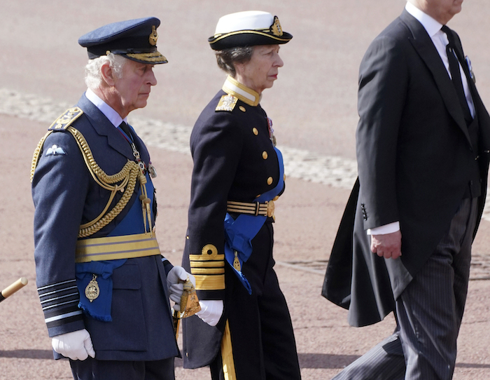 El rey Carlos III y la princesa Ana siguen el féretro de la reina Isabel II en la procesión desde el Palacio de Buckingham hasta el Parlamento, Londres, miércoles 14 de setiembre de 2022. 