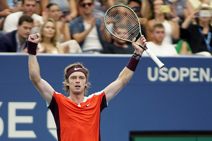 El ruso Andrey Rublev celebra tras vencer al británico Cameron Norrie en la cuarta ronda del US Open el lunes 5 de septiembre del 2022.