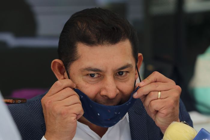 El Senador Alejandro Armenta durante una conferencia de prensa en junio de 2020.