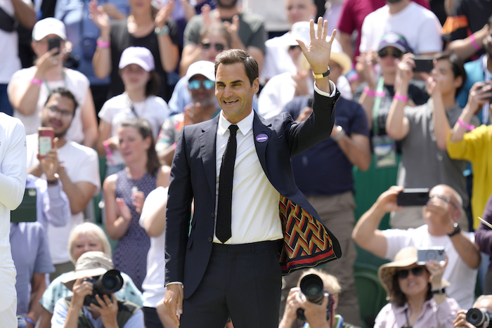 El suizo Roger Federer saluda a los aficionados durante el evento que marca el 100mo aniversario de la Cancha Central del All England Club, en el séptimo día de actividades de Wimbledon, en Londres, el 3 de julio de 2022.