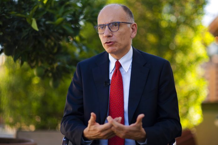 El líder del Partido Democrático, Enrico Letta, habla durante una entrevista con The Associated Press en Roma, el martes 13 de septiembre de 2022. 