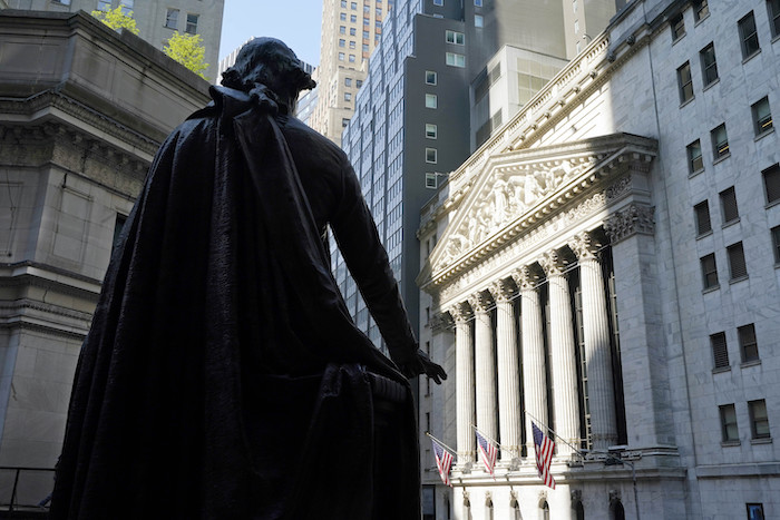 Esta foto del 7 de junio del 2021 muestra la estatua de George Washington frente a la Bolsa de Valores de Nueva York.