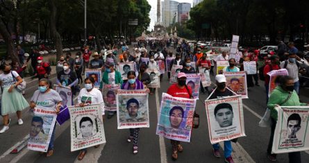 Familiares y amigos marchan en busca de justicia para los 43 estudiantes desaparecidos de Ayotzinapa en la Ciudad de México, el viernes 26 de agosto de 2022.