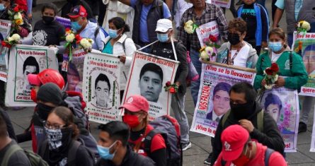 Familiares y compañeros de clases de los 43 estudiantes universitarios de Ayotzinapa desaparecidos marchan en la Ciudad de México el lunes 26 de septiembre de 2022, al cumplirse otro aniversario de la desaparición de los estudiantes en Iguala, Guerrero, en 2014.