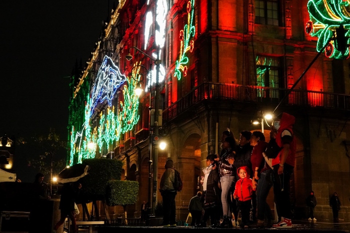 Capitalinos aprovechan el encendido de la luminaria con motivo de las fiestas patrias en el Zócalo capitalino para tomarse selfies.