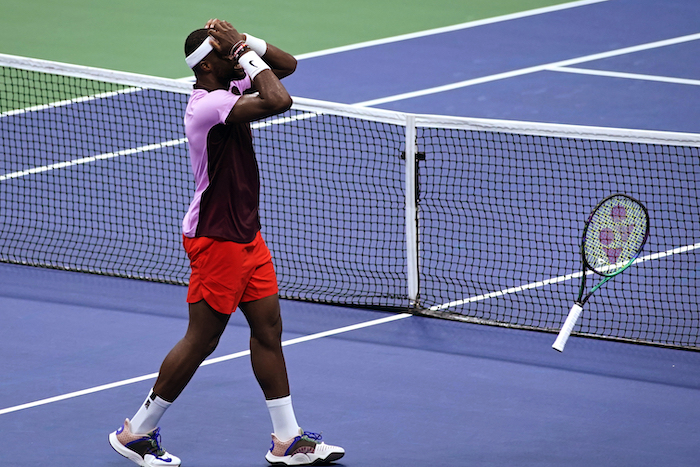 Frances Tiafoe celebra tras vencer a Rafael Nadal en la cuarta ronda del US Open, el lunes 5 de septiembre de 2022, en Nueva York.