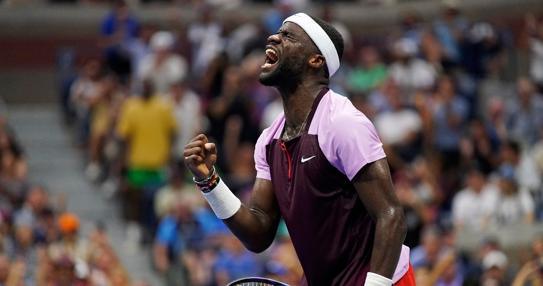 Frances Tiafoe celebra tras ganar un punto ante Rafael Nadal en la cuarta ronda del US Open, el lunes 5 de septiembre de 2022, en Nueva York.