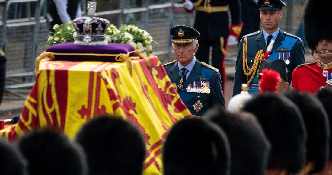 El rey Carlos III y el príncipe Guillermo siguen el ataúd de la reina Isabel II cubierto con la bandera real, portado en un carro con caballos en la procesión ceremonial desde el Palacio de Buckingham a la Sala Westminster del Parlamento, Londres, 14 de septiembre de 2022. Foto: Aaron Chown, Pool vía AP.