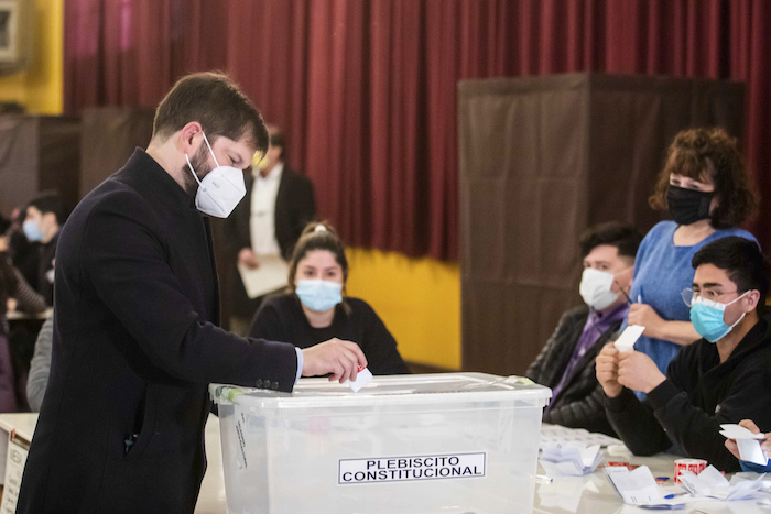 El Presidente de Chile, Gabriel Boric, emite su voto durante un plebiscito en el que los chilenos deciden si aprueban o rechazan un nuevo proyecto de Constitución, en Punta Arenas, Chile, el domingo 4 de septiembre de 2022.